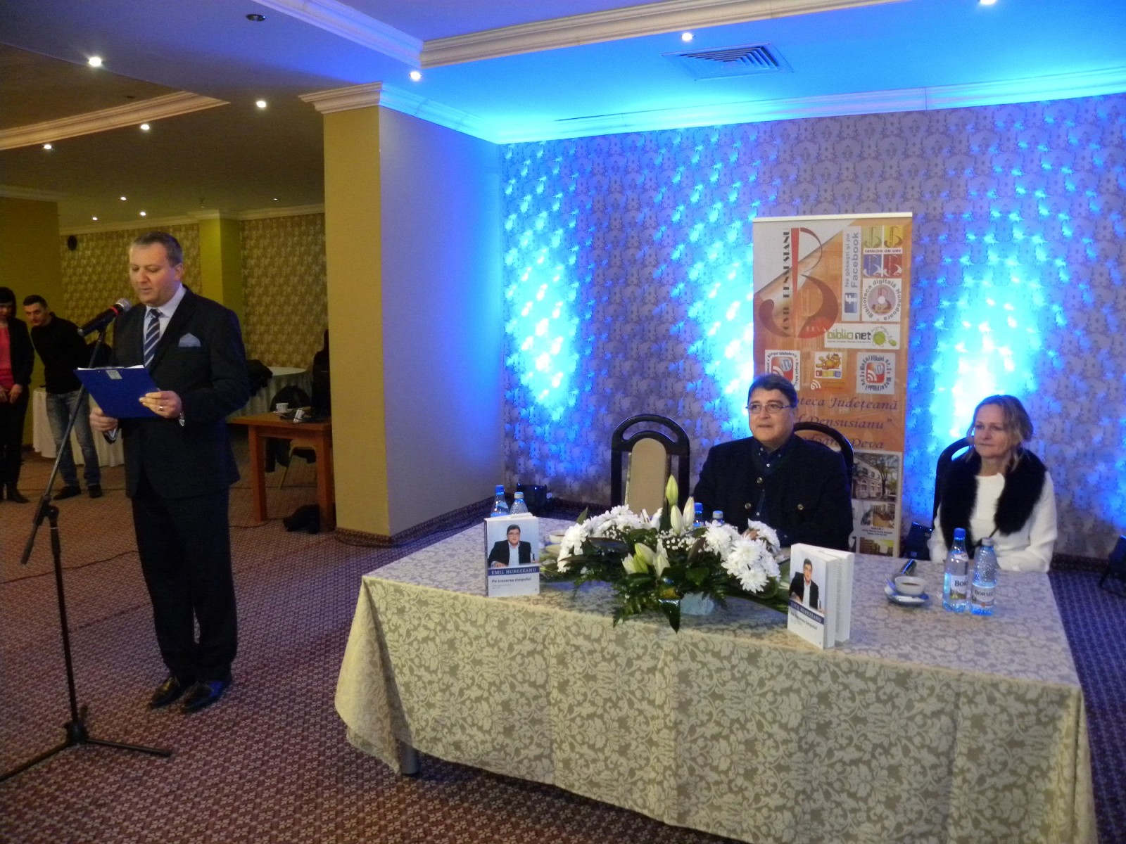 Ioan Sebastian Bara, Emil Hurezeanu și Iren Arsene Lansare „Pe trecerea timpului. Jurnal politic românesc 1996-2015” la Deva, 30 ianuarie 2016 Credit foto: Biblioteca Județeană „Ovid Densusianu” Hunedoara – Deva