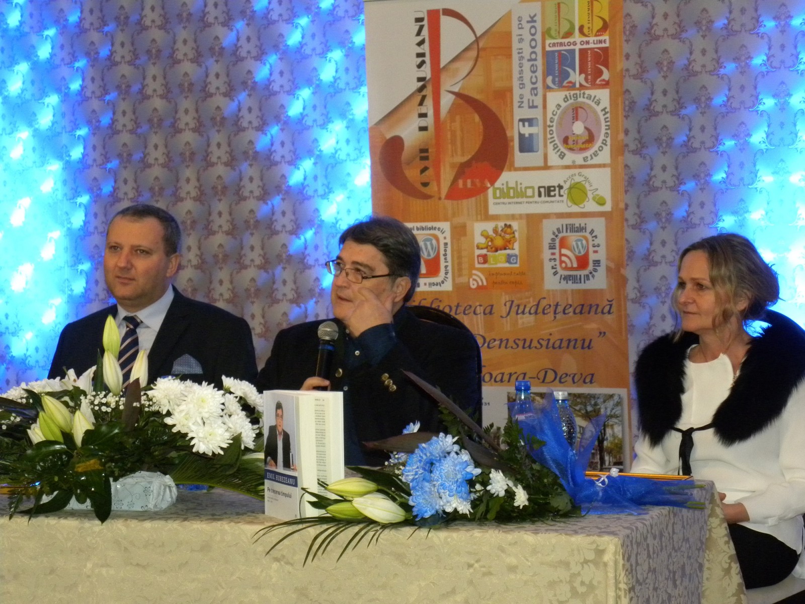 Ioan Sebastian Bara, Emil Hurezeanu și Iren Arsene Lansare „Pe trecerea timpului. Jurnal politic românesc 1996-2015” la Deva, 30 ianuarie 2016 Credit foto: Biblioteca Județeană „Ovid Densusianu” Hunedoara – Deva
