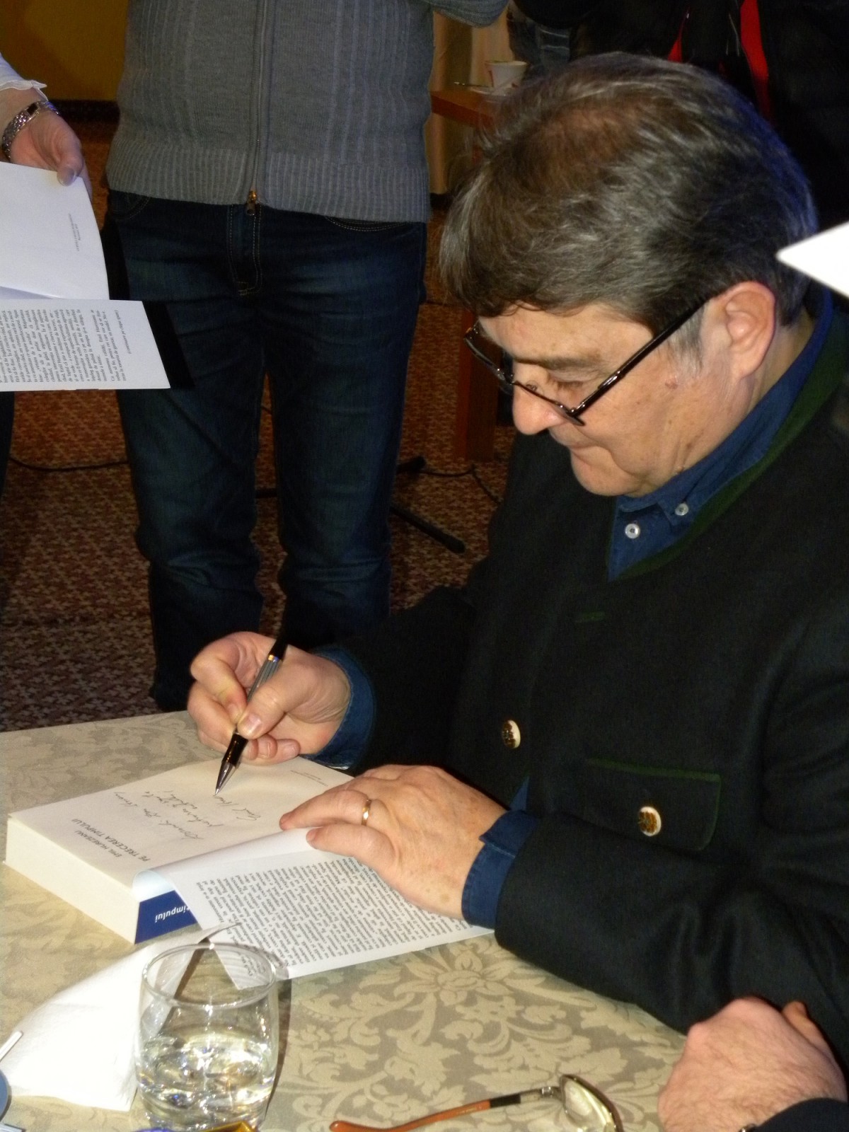 Emil Hurezeanu Lansare „Pe trecerea timpului. Jurnal politic românesc 1996-2015” la Deva, 30 ianuarie 2016 Credit foto: Biblioteca Județeană „Ovid Densusianu” Hunedoara – Deva