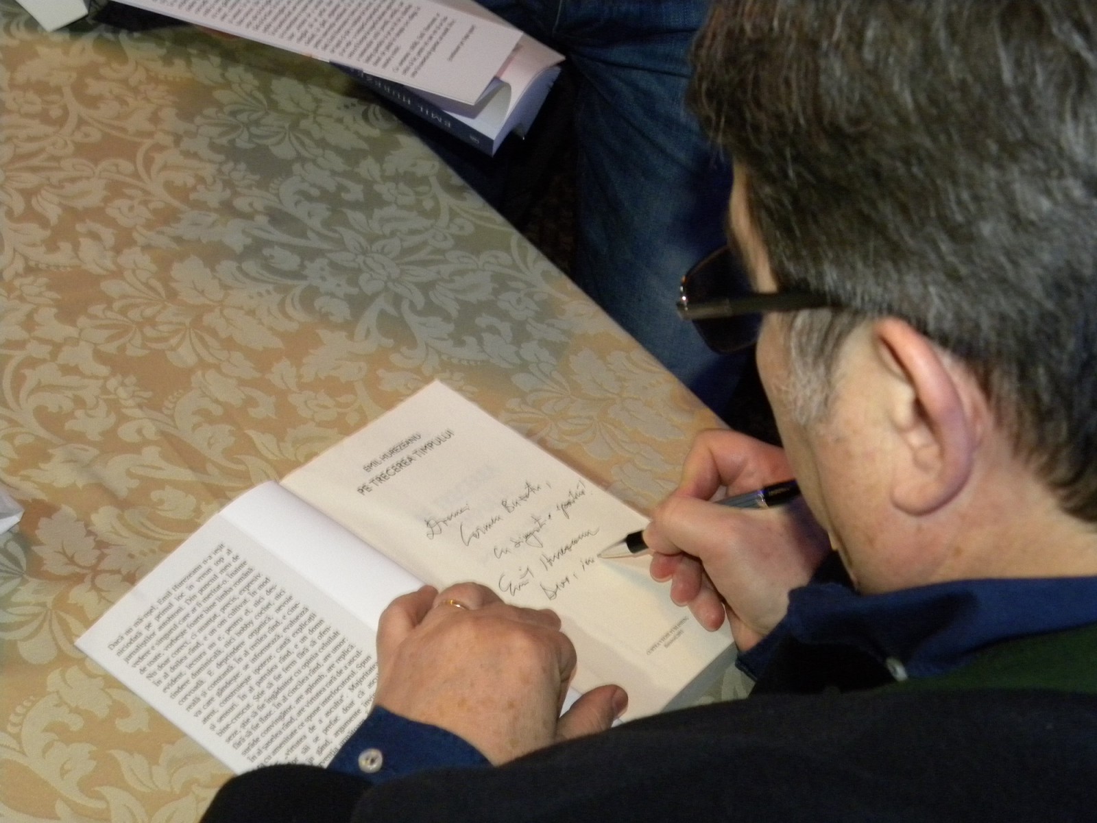 Emil Hurezeanu Lansare „Pe trecerea timpului. Jurnal politic românesc 1996-2015” la Deva, 30 ianuarie 2016 Credit foto: Biblioteca Județeană „Ovid Densusianu” Hunedoara – Deva