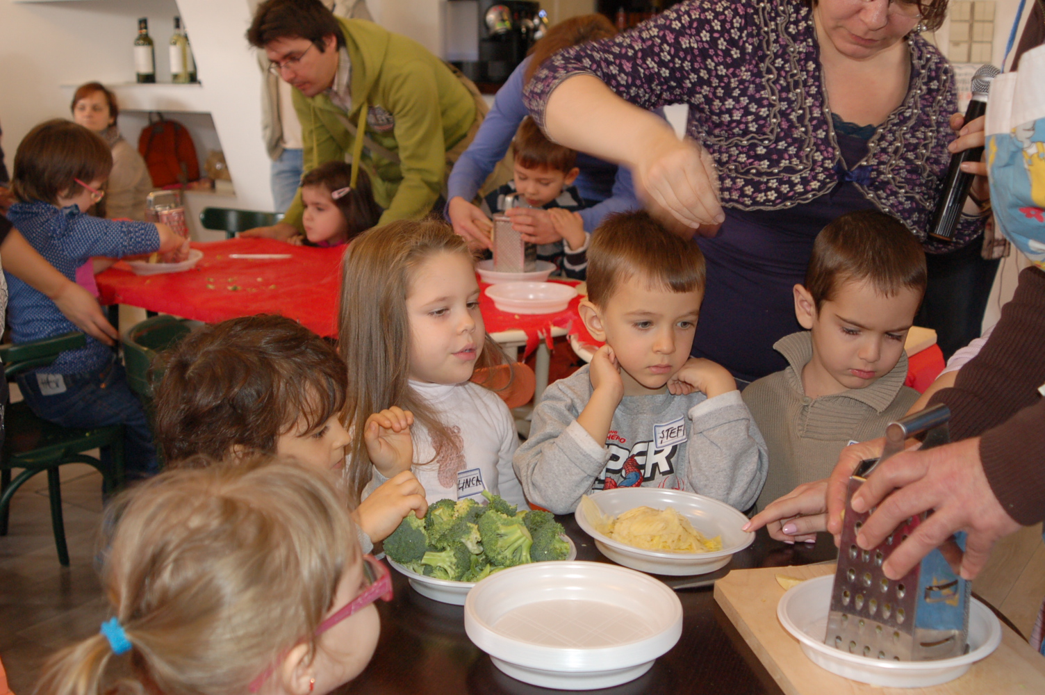 Povestea lui Jamie Oliver la atelierul „Micii Bucătari”