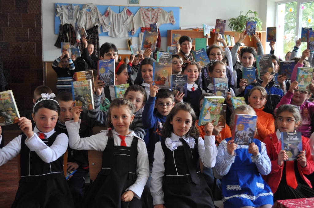 Campania de donaţii “Cărțile copilăriei” continuă: încă 2,000 de copii din judeţul Iaşi au primit bucuria cărţii