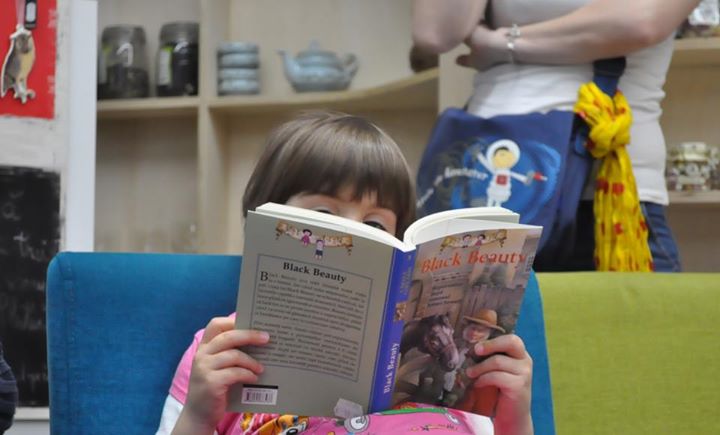 Cum încurajăm copiii să citească în vacanță?