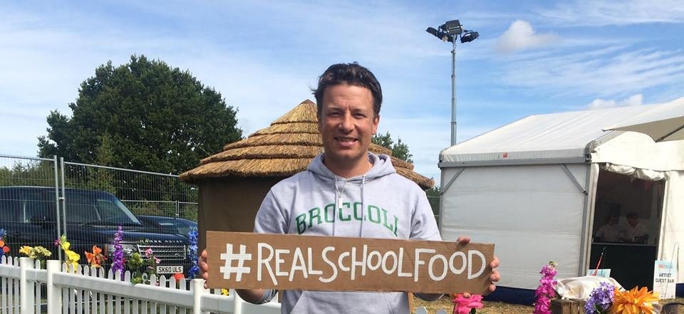 Jamie Oliver îi cere lui David Cameron să grăbească introducerea “taxei pe zahăr”