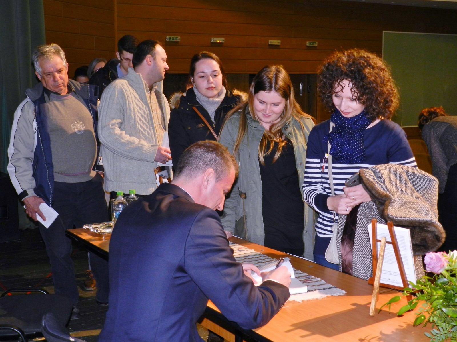 Polițistul Marian Godină lansează la Brăila volumul „Flash-uri din sens opus”