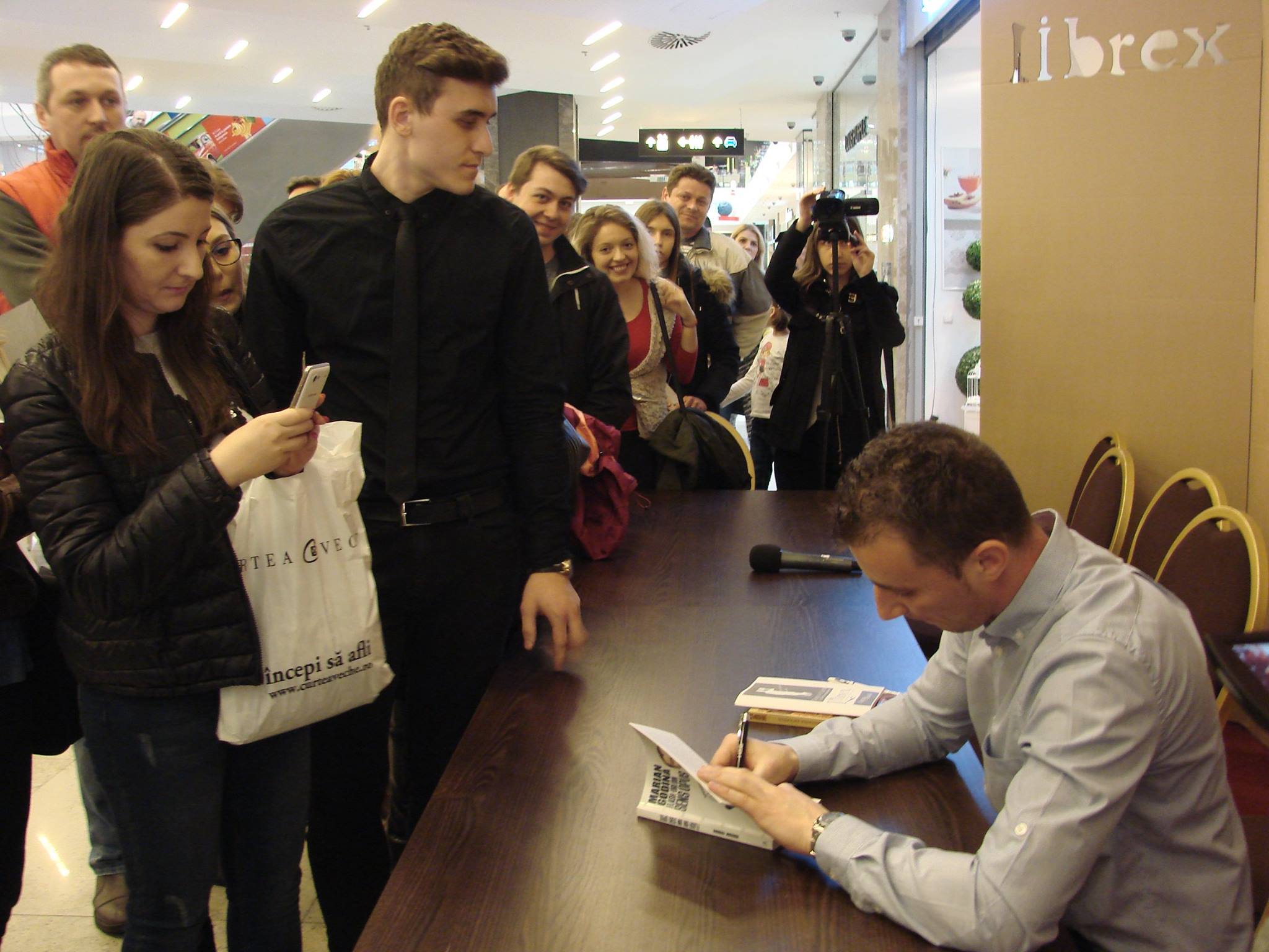 „Flash-uri din sens opus” de Marian Godină, la Iaşi. Impresii post-eveniment şi fotografii