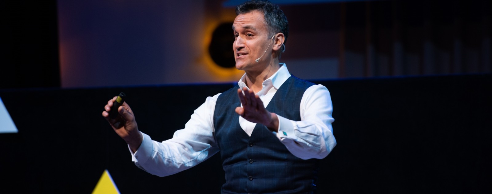 Lent, nu leneș! Bătrân, nu sfârșit… Carl Honoré ne învață cum să încetinim timpul